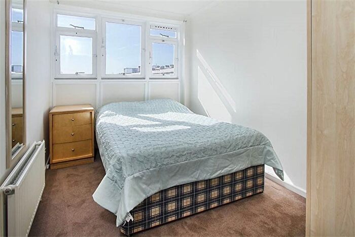 3 Bedroom Flat To Rent In Searles Close, London, SW11