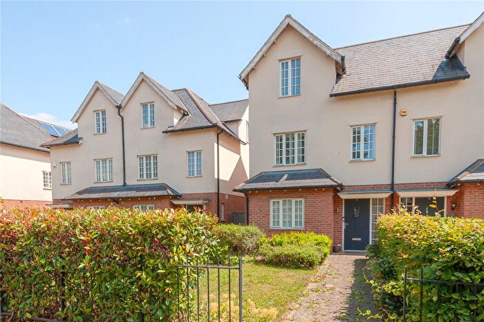 3 Bedroom Semi-Detached House For Sale In County Gardens, Isleworth, TW7