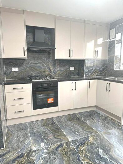 3 Bedroom Flat To Rent In Norwood Close, Norwood Green, UB2