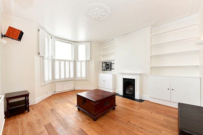 3 Bedroom Flat To Rent In Tournay Road, Fulham, SW6