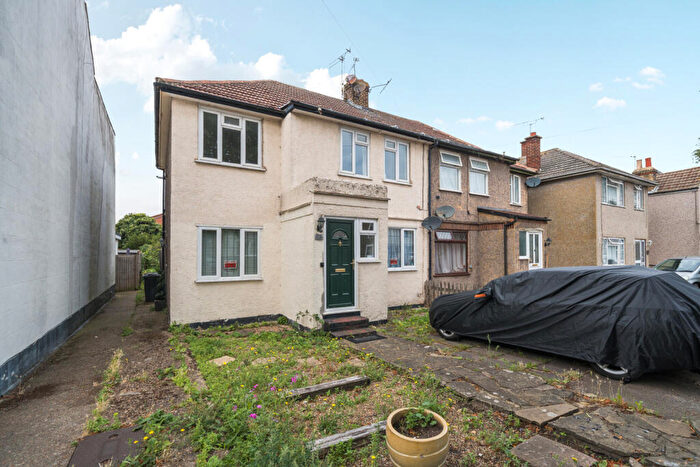2 Bedroom Maisonette For Sale In Invicta Road, Dartford, Kent, DA2