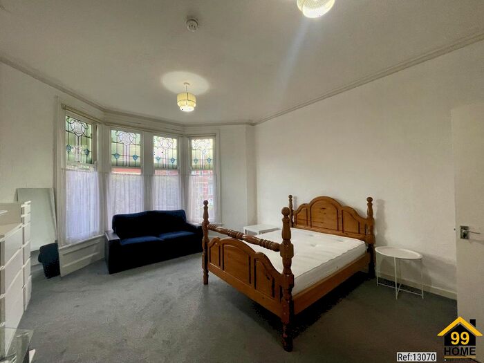 1 Bedroom Flat To Rent In Pen-Y-Lan Road, Cardiff, CF23