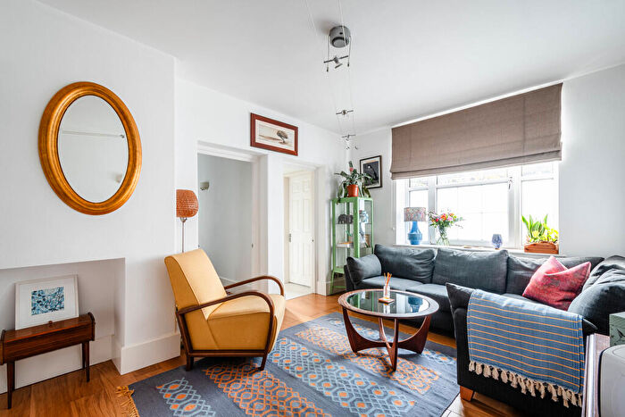 2 Bedroom Flat For Sale In Cambridge Heath Road, E2