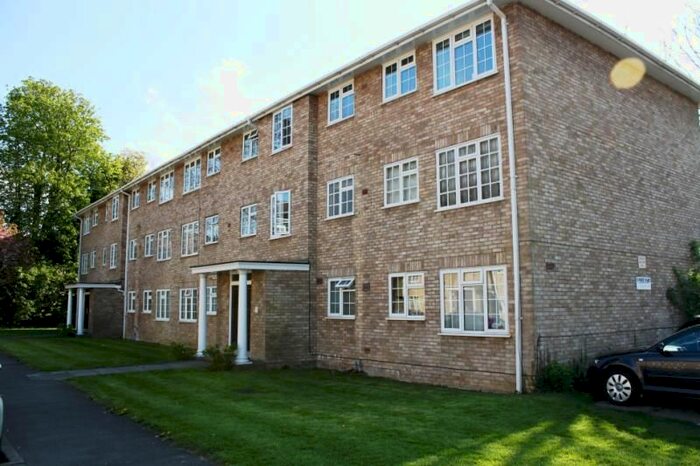 2 Bedroom Flat To Rent In Swallow Close, Staines, Middlesex, TW18