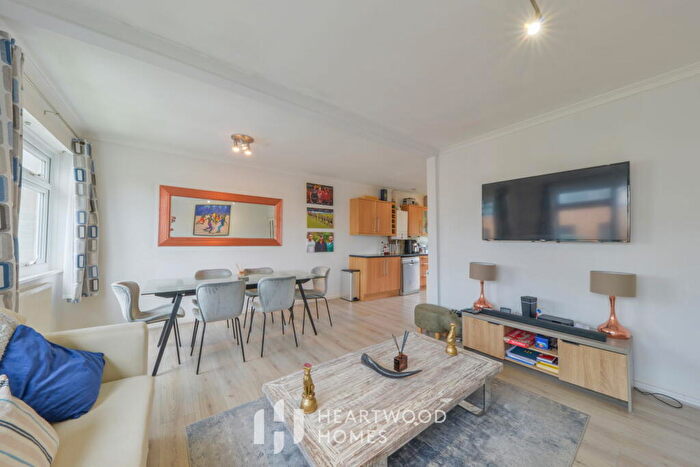 2 Bedroom Apartment For Sale In Chiltern Road, St. Albans, AL4