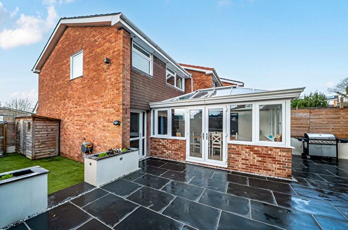 3 Bedroom End Terrace House For Sale In Robin Close, Alton, Hampshire, GU34