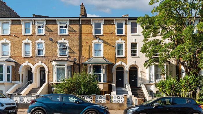 1 Bedroom Flat For Sale In Amhurst Road, London, N16
