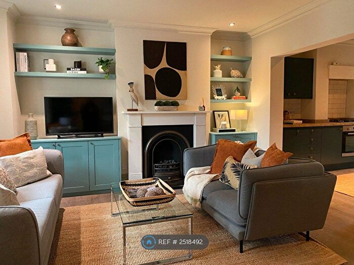 2 Bedroom Flat To Rent In Elm Park, London, SW2