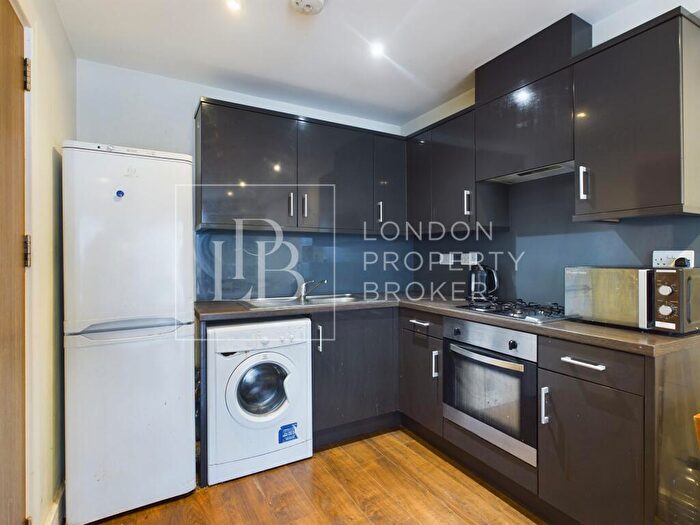 2 Bedroom Apartment To Rent In Suntash Apartments, Umberston Street, E1