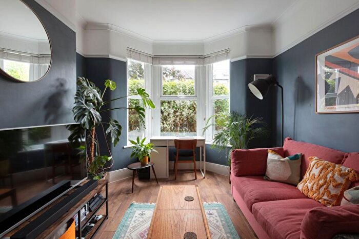 2 Bedroom Maisonette For Sale In Twickenham Road, Leytonstone, London, E11