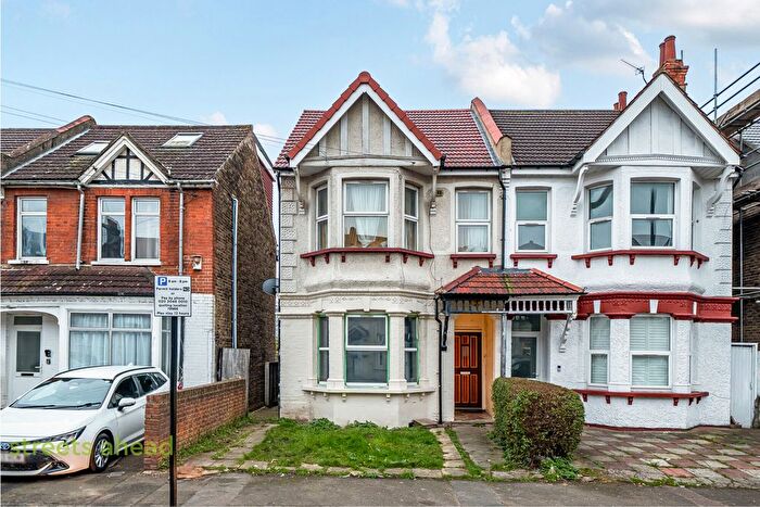2 Bedroom Flat For Sale In Broughton Road, Thornton Heath, CR7