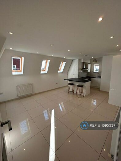 2 Bedroom Flat To Rent In Wayside, London, NW11