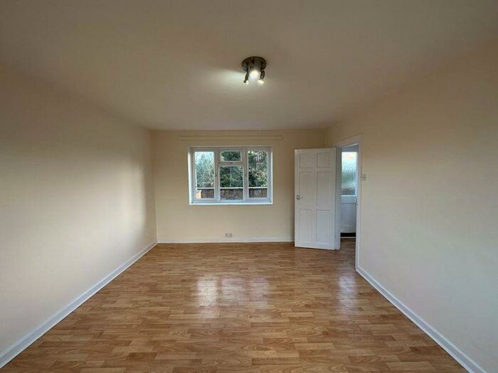 3 Bedroom Flat To Rent In Green Avenue, Mill Hill, NW7