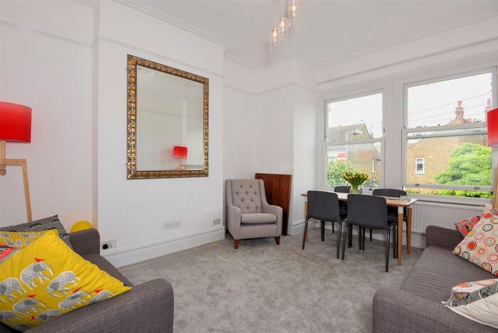 3 Bedroom Flat To Rent In Stapleton Road, Tooting Bec, SW17