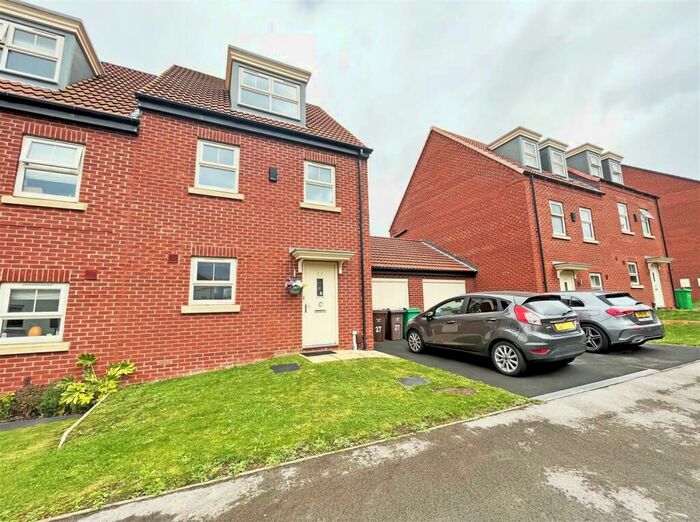 3 Bedroom Semi-Detached House To Rent In Weaving Gardens, Sherwood, Nottingham, NG5