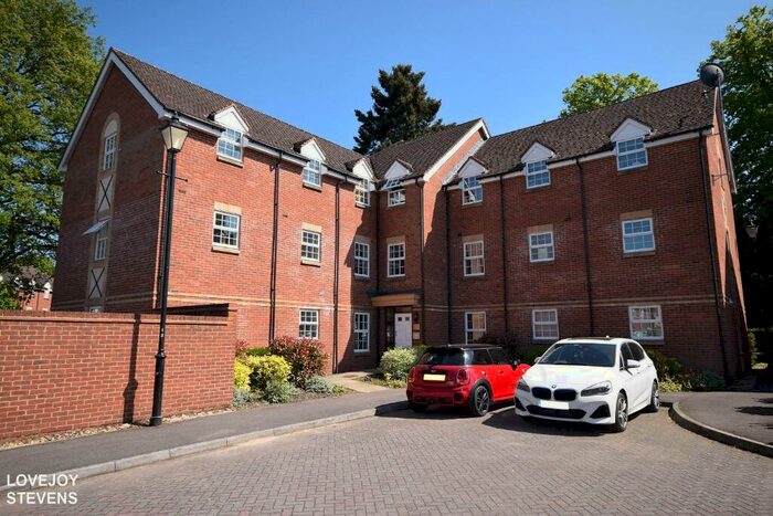 2 Bedroom Flat To Rent In Old College Road, Newbury, RG14