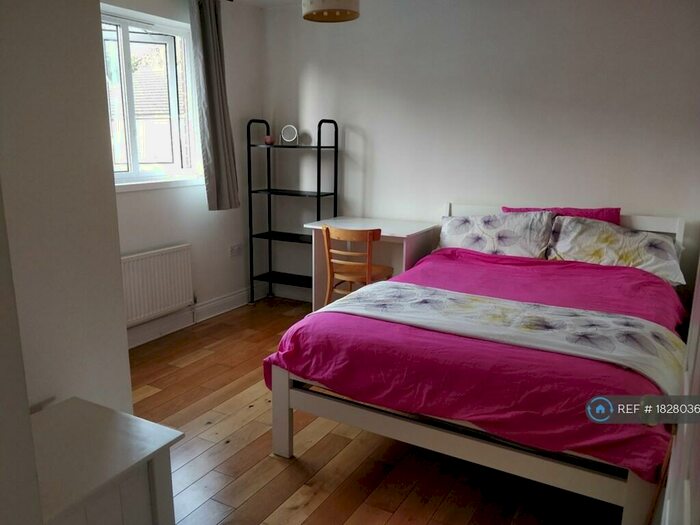 2 Bedroom Flat To Rent In Acacia Close, London, SE8