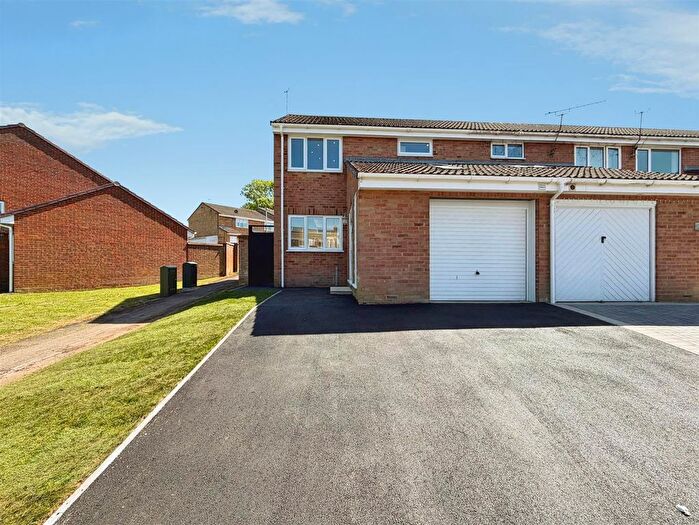 2 Bedroom End Of Terrace House For Sale In Middleton Close, Gillingham, ME8