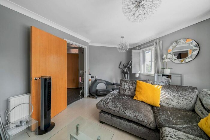 2 Bedroom Flat To Rent In Eastway, Hackney, London, E9