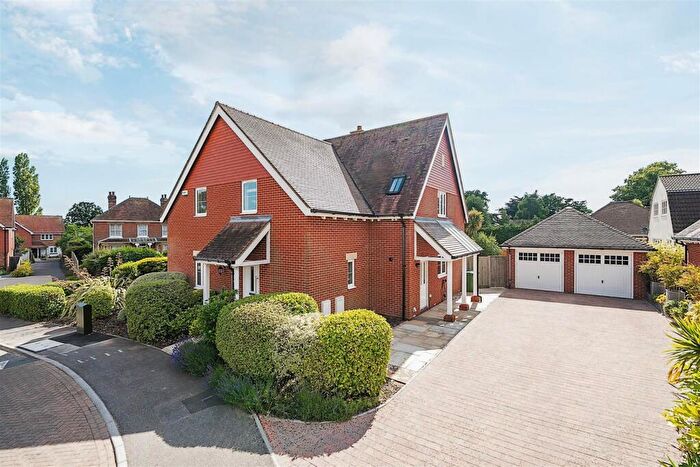 4 Bedroom Detached House For Sale In Hillside Mews, Sarisbury Green, SO31