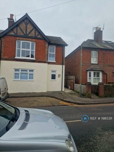 2 Bedroom Flat To Rent In Farncombe Street, Godalming, GU7