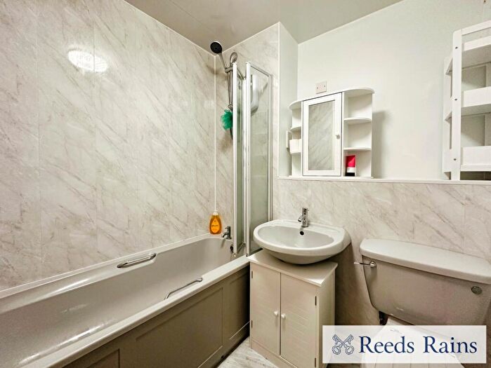 2 Bedroom Apartment To Rent In Sheader Drive, Salford, Greater Manchester, M5