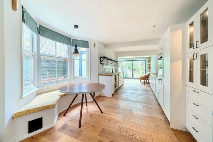 3 Bedroom Flat To Rent In Wightman Road, Haringay, LOndon, N8