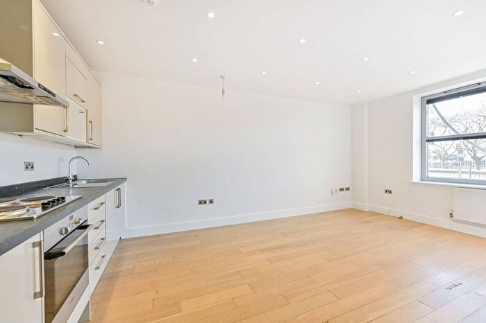 2 Bedroom Flat To Rent In Barnsbury Lane, Surbiton, KT5