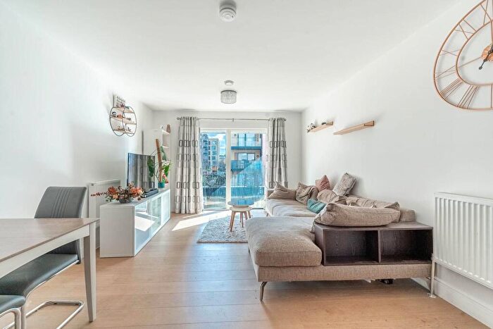 2 Bedroom Flat To Rent In Grove Park, , Edgware, London, NW9