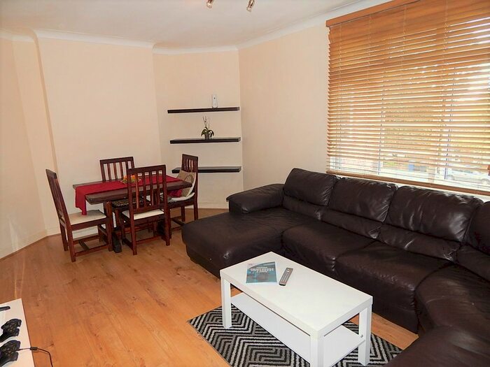 2 Bedroom Flat To Rent In Nether Close, Finchley, N3