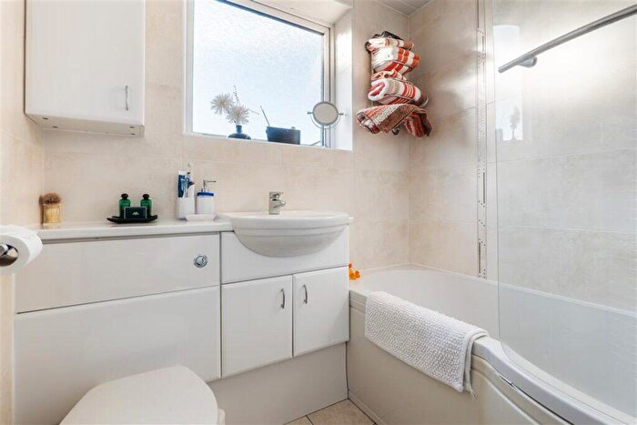 2 Bedroom Semi-Detached House For Sale In Vardar Avenue, Clarkston, G76