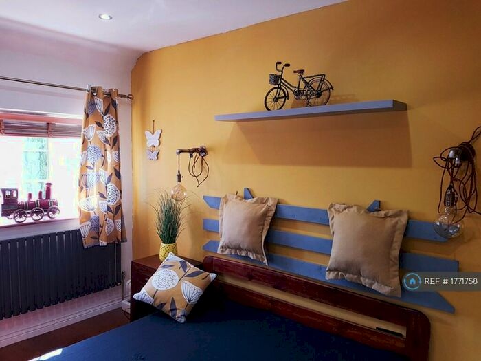 3 Bedroom Semi-Detached House To Rent In Beechmont Close, Bromley, BR1