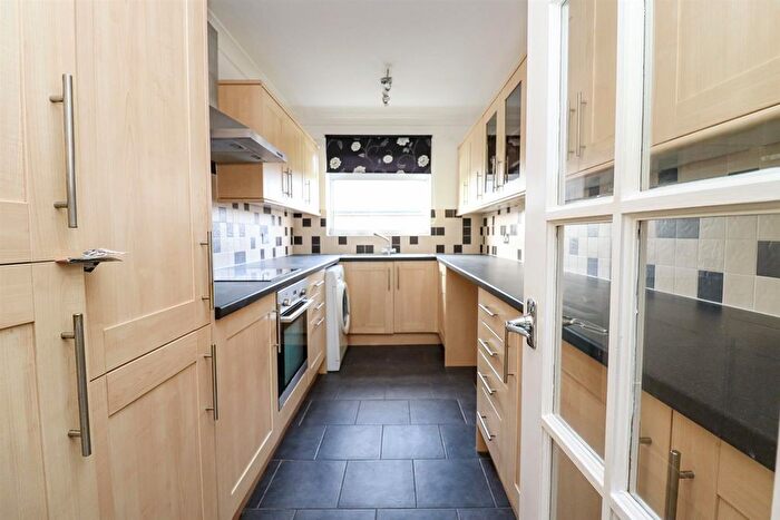 2 Bedroom Flat For Sale In Collington Avenue, Bexhill-On-Sea, TN39