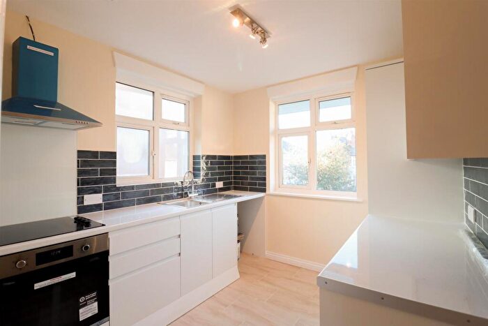 2 Bedroom Maisonette For Sale In Methuen Close, Edgware, HA8