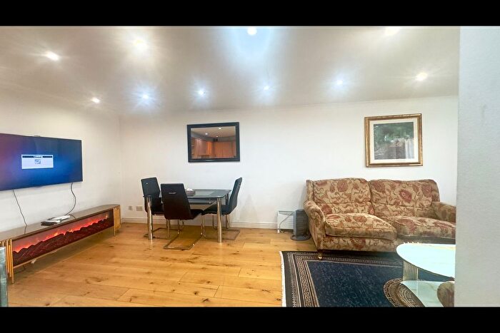 2 Bedroom Flat To Rent In Crespigny Road, London, NW4