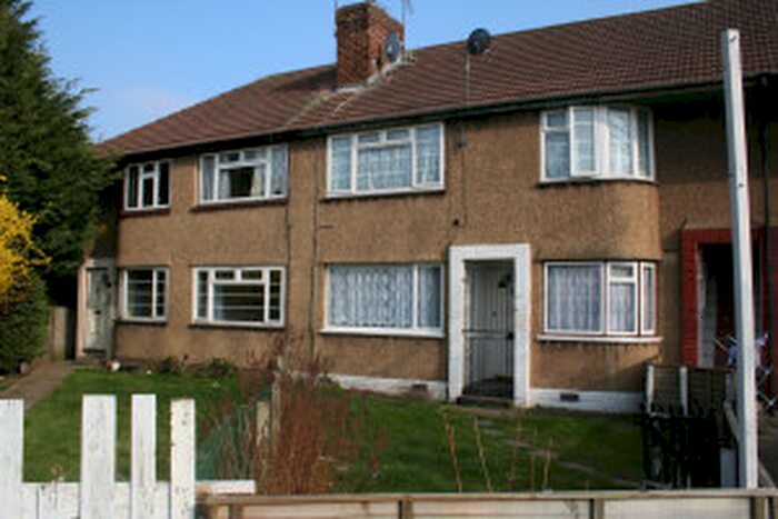 2 Bedroom Flat To Rent In Berwick Avenue, Hayes, UB4