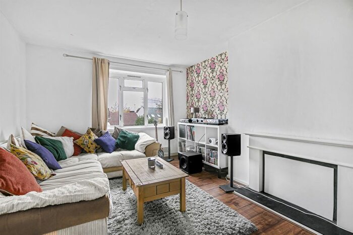 2 Bedroom Flat For Sale In Allfarthing Lane, London, SW18