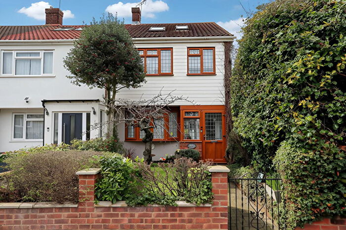 4 Bedroom End Of Terrace House For Sale In Edwin Close, Rainham, Havering, RM13