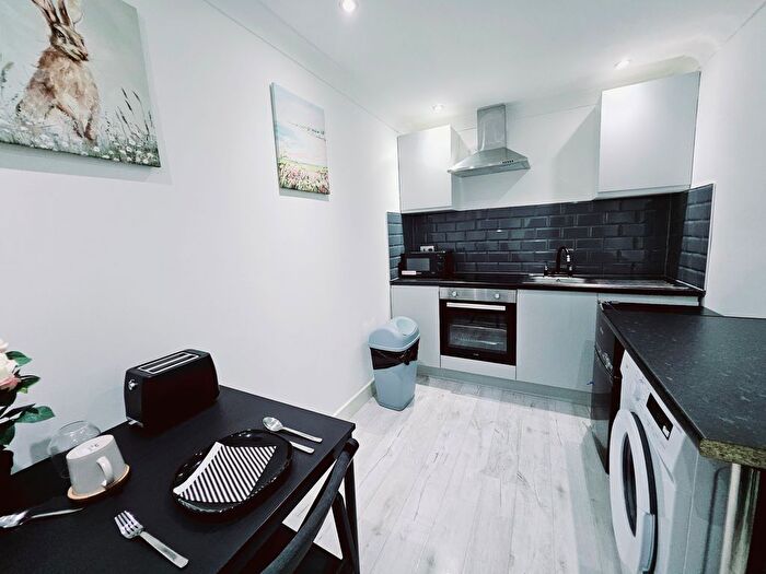 Studio To Rent In Great North Way, London, NW4