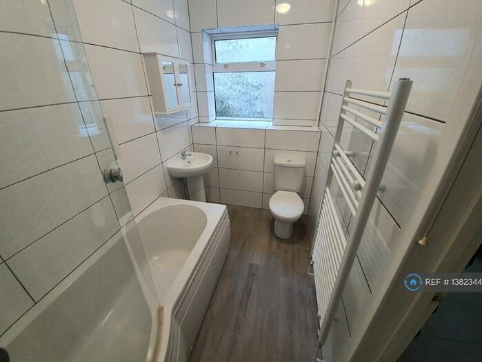 1 Bedroom Flat To Rent In Pentreguinea Road, St. Thomas, Swansea, SA1