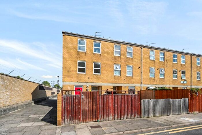 2 Bedroom Maisonette For Sale In Paston Close, Clapton, E5