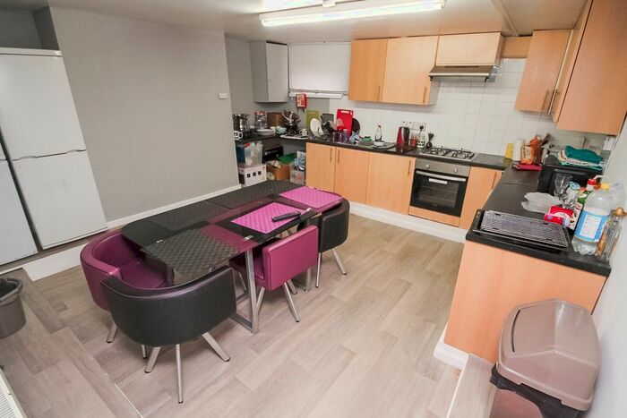 6 Bedroom Terraced House To Rent In Lucas Place, Leeds, LS6