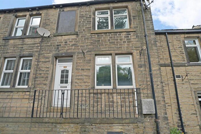 2 Bedroom Terraced House For Sale In Station Road, Holywell Green, HX4