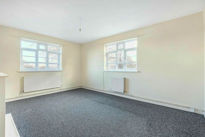 2 Bedroom Flat To Rent In Beaconsfield Road, London, N11