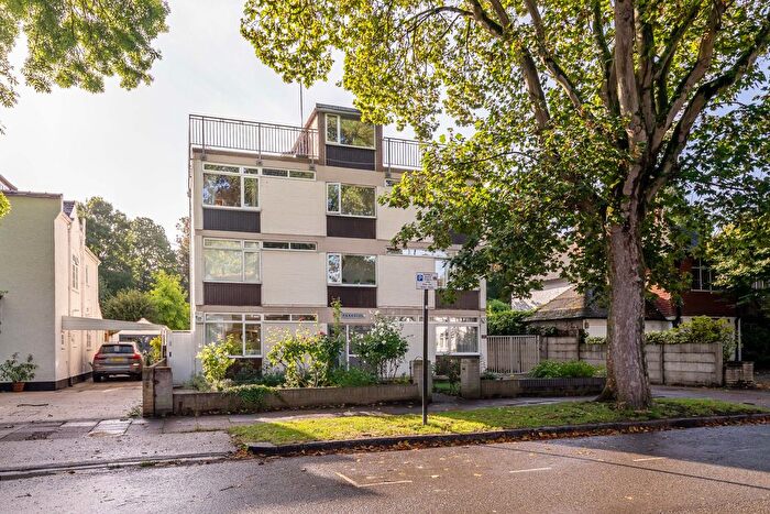 2 Bedroom Flat For Sale In Park Road, London, W4
