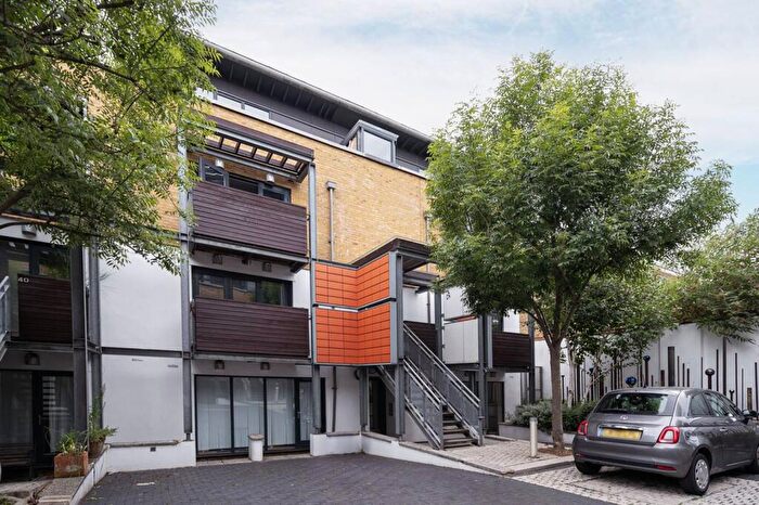 2 Bedroom Flat To Rent In Mile End Road, , Tower Hamlets, London, E1