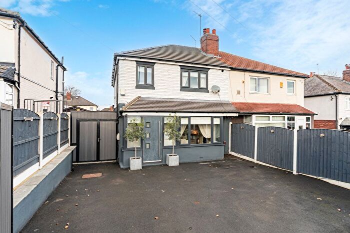 3 Bedroom Semi Detached House For Sale In York Road, Leeds, LS9