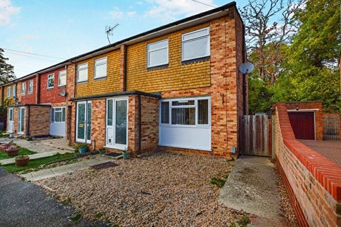3 Bedroom End Of Terrace House To Rent In Birchwood Drive, West Byfleet, Surrey, KT14