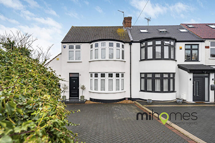 3 Bedroom End Of Terrace House For Sale In Windsor Drive, Barnet, EN4