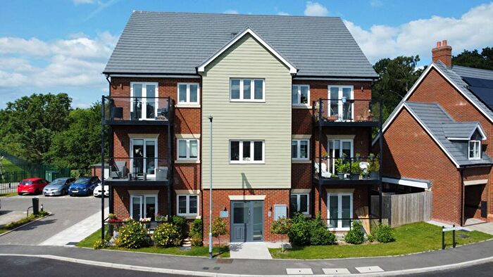 2 Bedroom Apartment For Sale In Lake Avenue, Mytchett, GU16